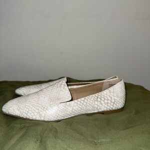 Steve Madden Grammy White Textured Flats. Size 8.5.